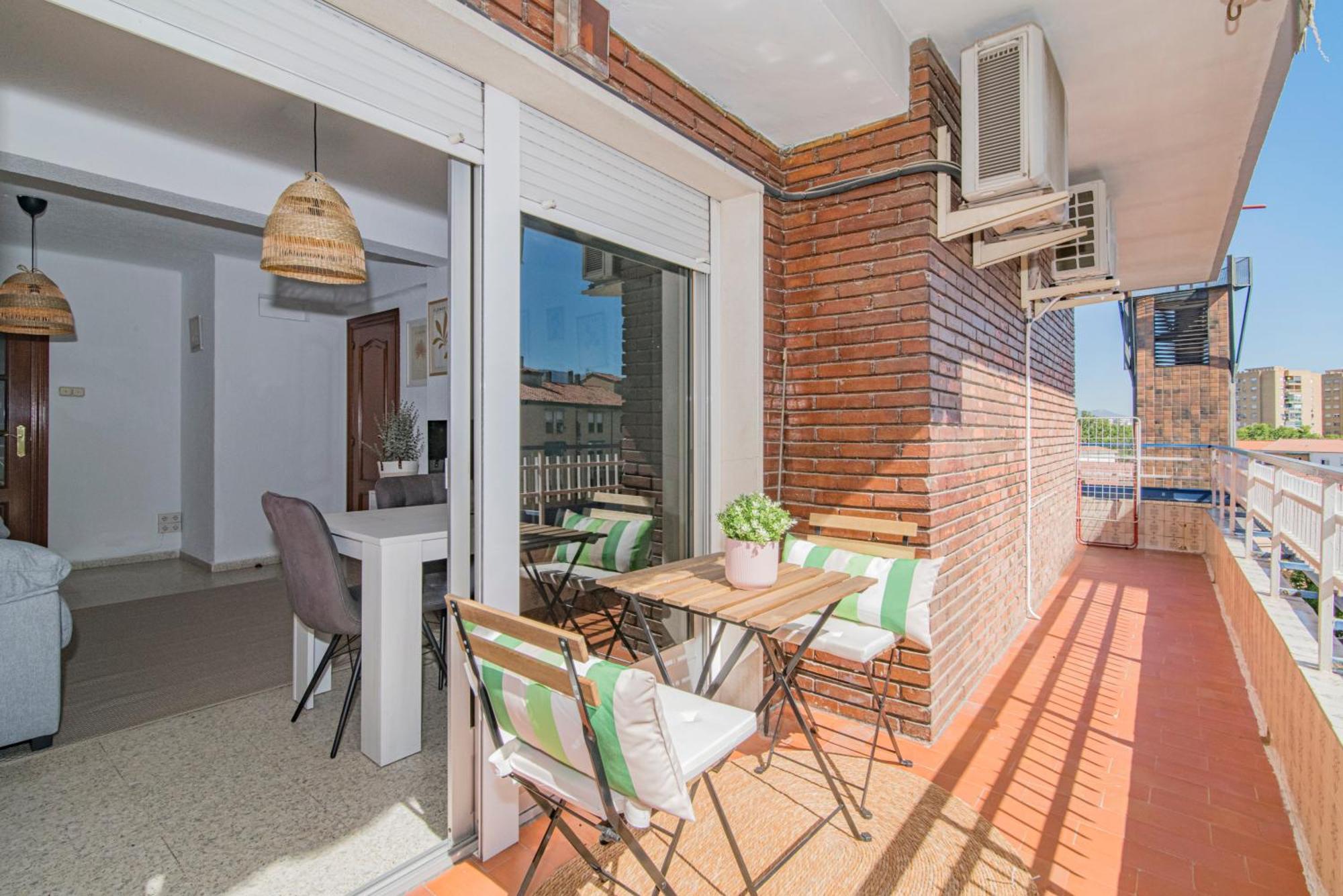 Delfin Retreat Con Terraza Junto A Parada De Metro * Granada